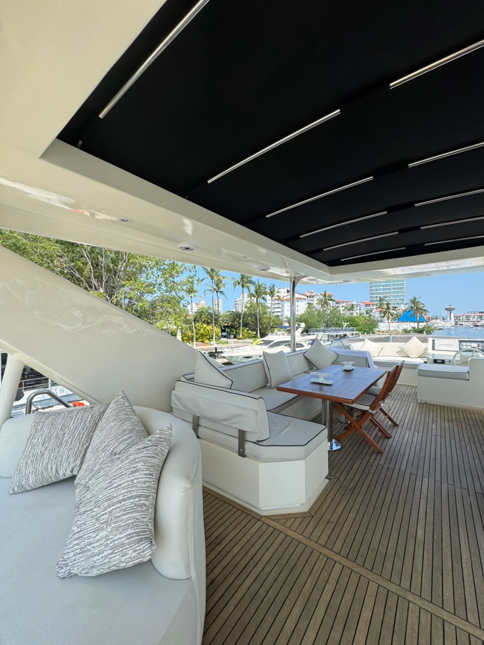 MÍO deck lounge